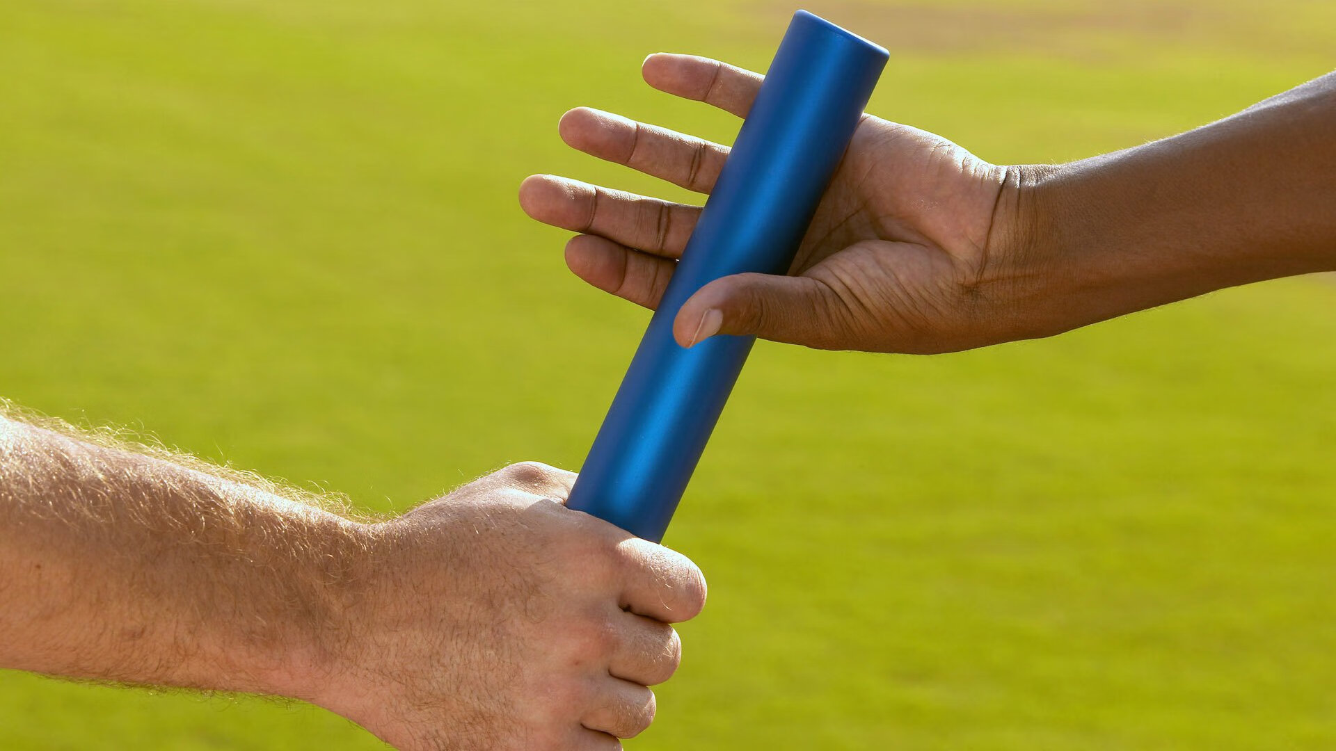 “简阳文体中心羽毛球赛事:技术高超选手争锋决胜”